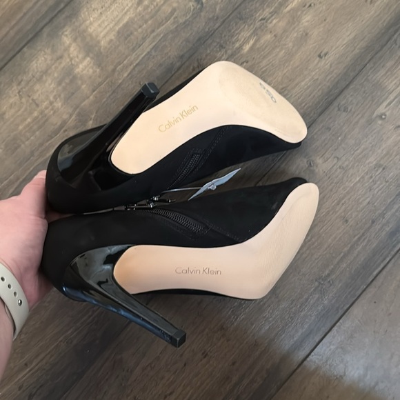 NEW Calvin Klein black suede heels women's size 8 - Picture 9 of 12